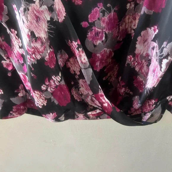 Womans Blouse, size Medium - Picture 2 of 7